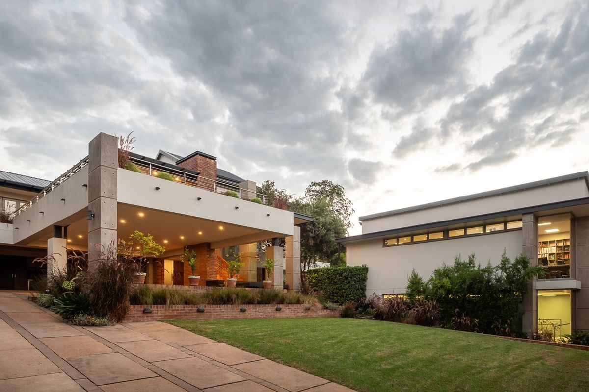 Architectural Grandeur: A Rare Waterkloof Legacy - Photo 2