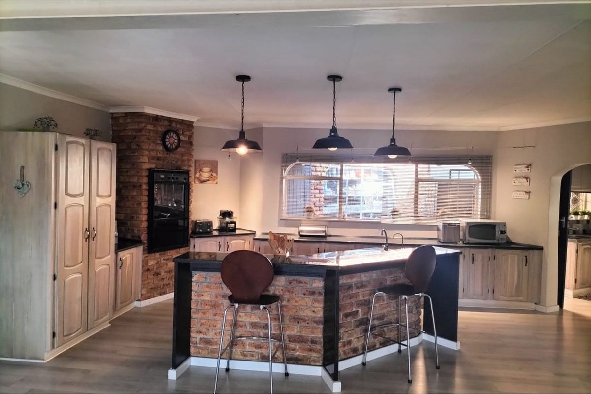 Elegant Family Retreat with Modern Comfort and Scenic Tranquility - Photo 4