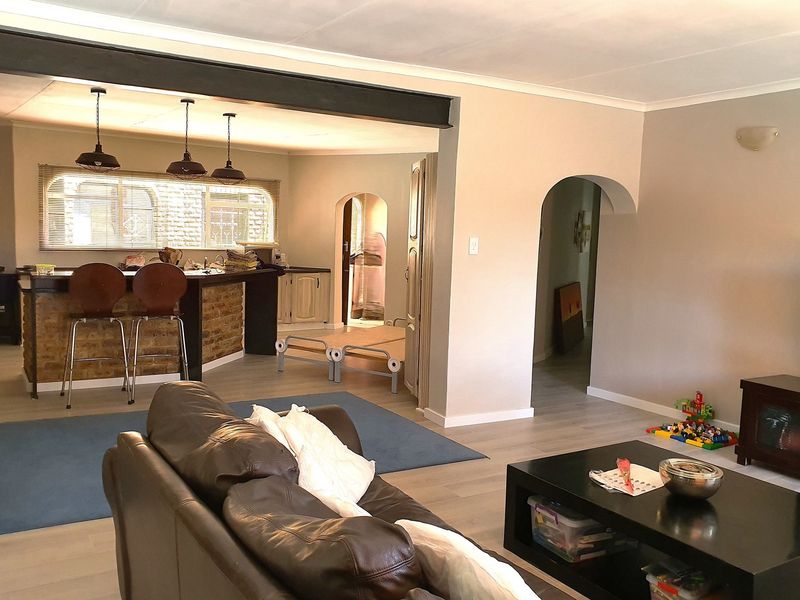 Elegant Family Retreat with Modern Comfort and Scenic Tranquility - Photo 6