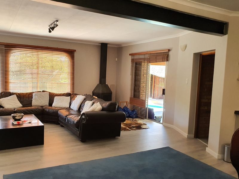 Elegant Family Retreat with Modern Comfort and Scenic Tranquility - Photo 3