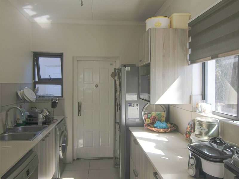 Modern Contemporary Cluster in Secure Estate - Photo 4