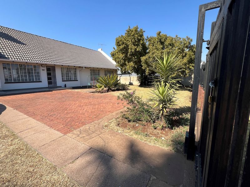 Spacious Family Home with Established Business and Development Potential - Photo 4