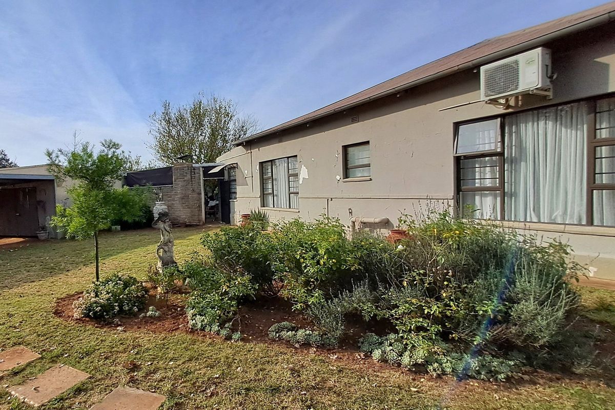 Charming, Restored Family Home with Self-Contained Guest Cottage - Photo 2