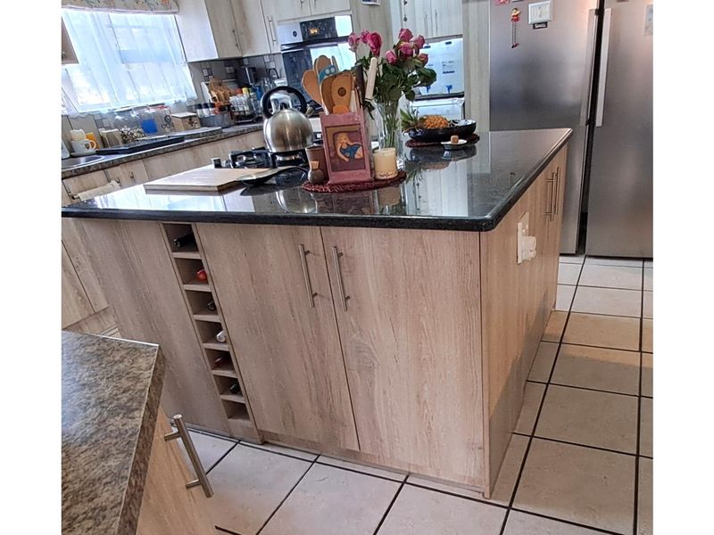 Charming, Restored Family Home with Self-Contained Guest Cottage - Photo 4