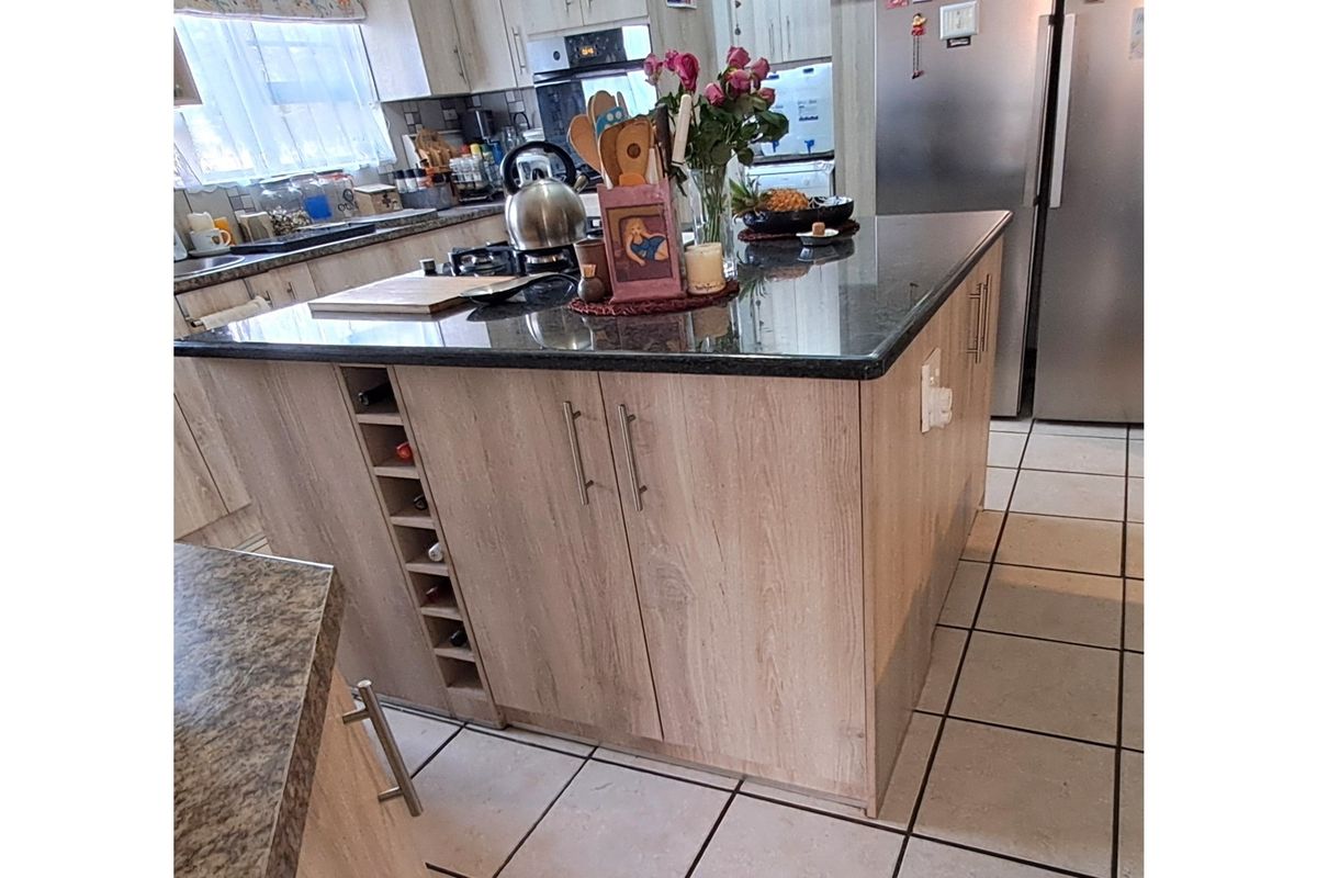 Charming, Restored Family Home with Self-Contained Guest Cottage - Photo 4