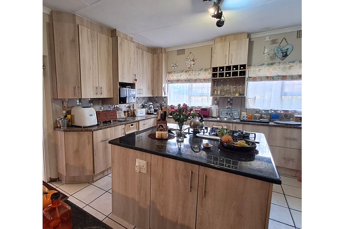 Charming, Restored Family Home with Self-Contained Guest Cottage - Photo 3