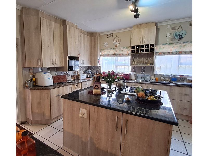 Charming, Restored Family Home with Self-Contained Guest Cottage - Photo 3