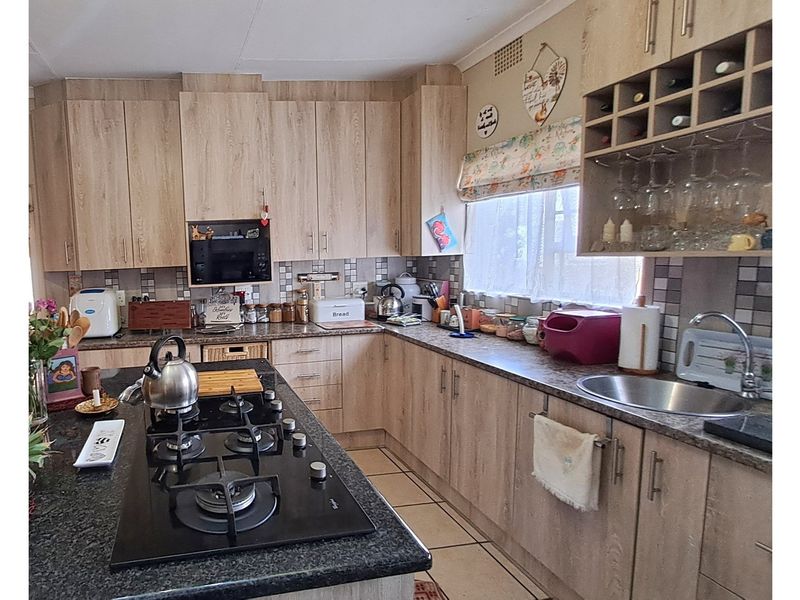 Charming, Restored Family Home with Self-Contained Guest Cottage - Photo 5