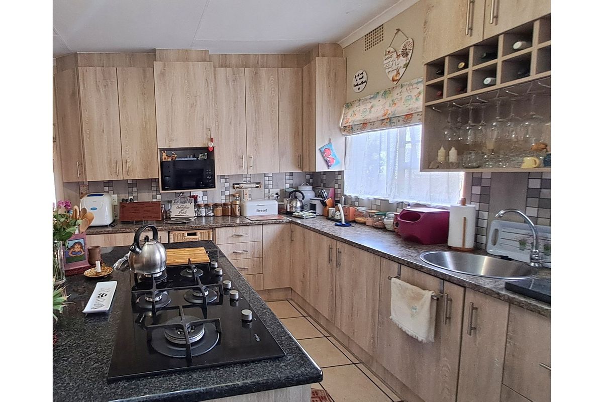 Charming, Restored Family Home with Self-Contained Guest Cottage - Photo 5