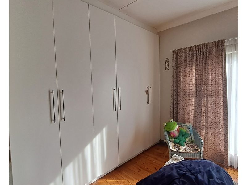 Charming, Restored Family Home with Self-Contained Guest Cottage - Photo 10