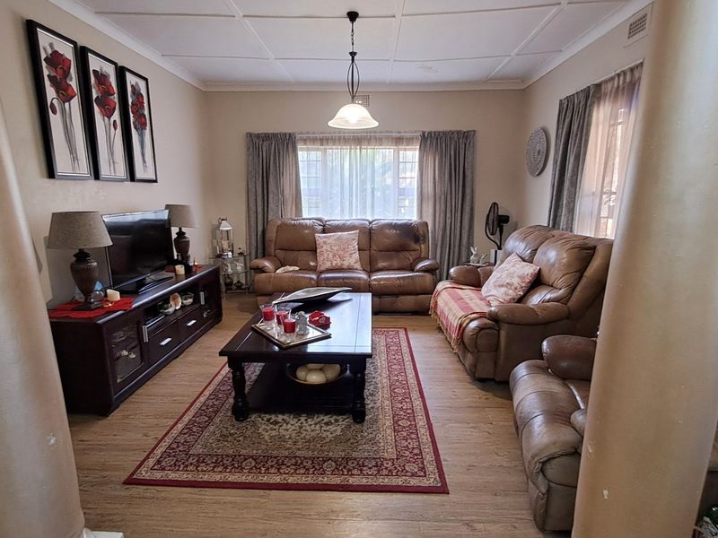 Charming, Restored Family Home with Self-Contained Guest Cottage - Photo 8