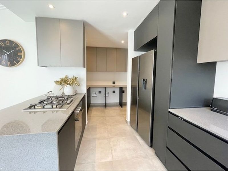 Modern, brand new 3 bed all en-suite duplex - Photo 9