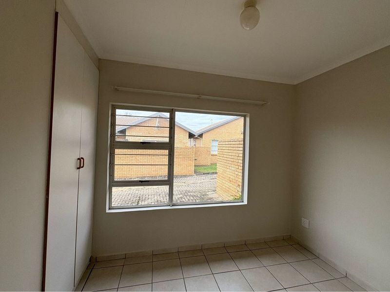 3-Bedroom Townhouse in Secure Pioneer Park Complex - Photo 8