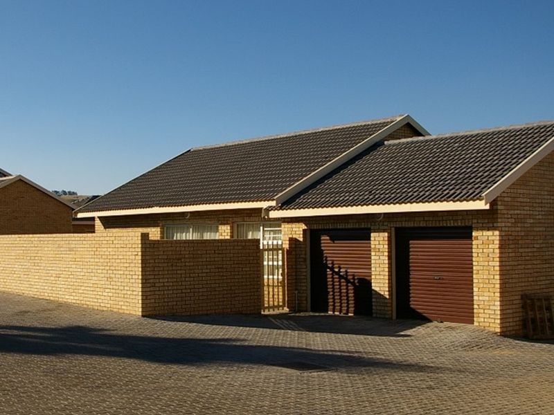 3-Bedroom Townhouse in Secure Pioneer Park Complex - Photo 1
