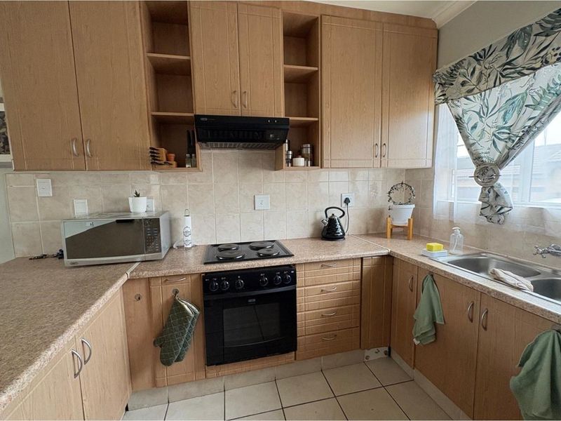 3-Bedroom Townhouse in Secure Pioneer Park Complex - Photo 4