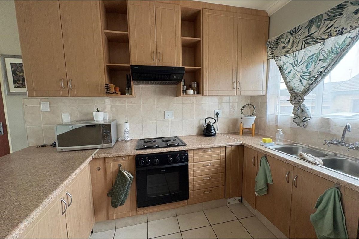 3-Bedroom Townhouse in Secure Pioneer Park Complex - Photo 4
