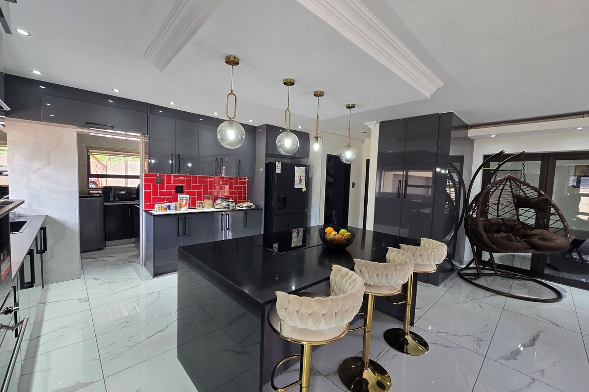 Newly Renovated Masterpiece in Upscale Aerorand - Luxury and Modern Living Redefined! - Photo 3