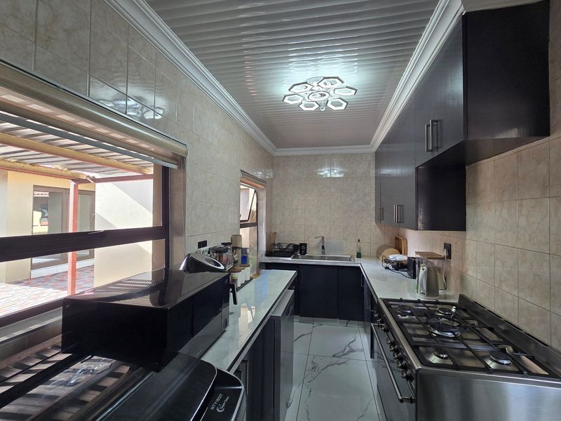 Newly Renovated Masterpiece in Upscale Aerorand - Luxury and Modern Living Redefined! - Photo 6