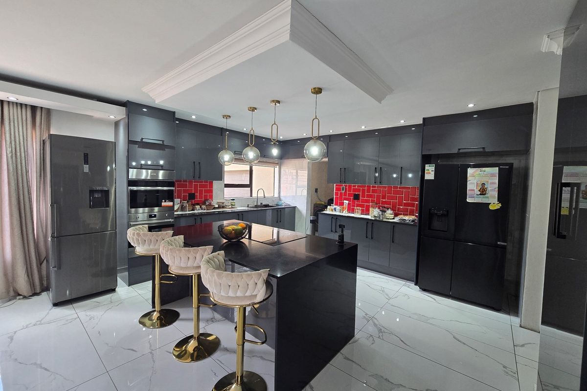 Newly Renovated Masterpiece in Upscale Aerorand - Luxury and Modern Living Redefined! - Photo 2