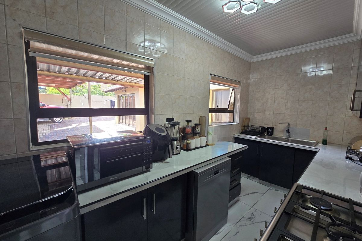 Newly Renovated Masterpiece in Upscale Aerorand - Luxury and Modern Living Redefined! - Photo 5