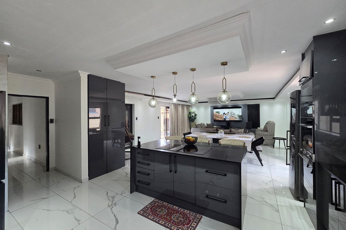 Newly Renovated Masterpiece in Upscale Aerorand - Luxury and Modern Living Redefined! - Photo 4
