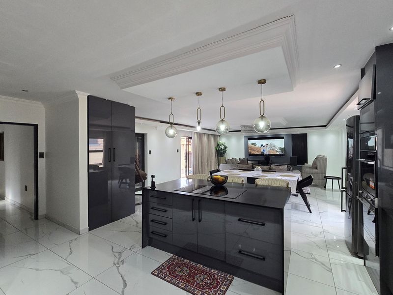 Newly Renovated Masterpiece in Upscale Aerorand - Luxury and Modern Living Redefined! - Photo 4