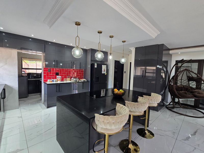 Newly Renovated Masterpiece in Upscale Aerorand - Luxury and Modern Living Redefined! - Photo 3