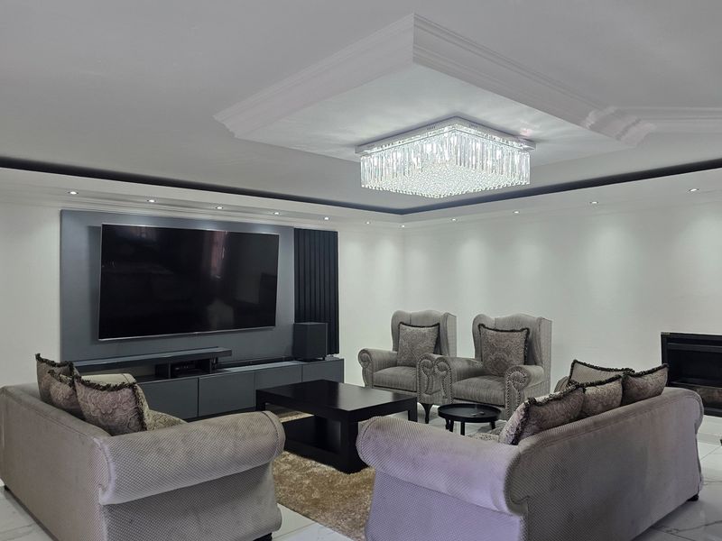 Newly Renovated Masterpiece in Upscale Aerorand - Luxury and Modern Living Redefined! - Photo 8