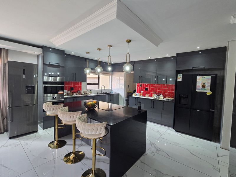 Newly Renovated Masterpiece in Upscale Aerorand - Luxury and Modern Living Redefined! - Photo 2