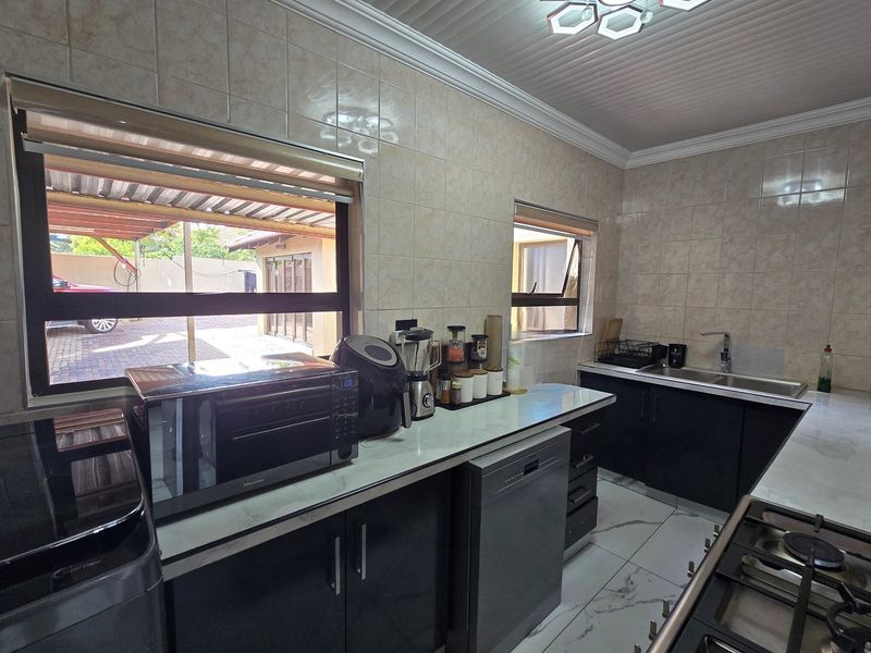 Newly Renovated Masterpiece in Upscale Aerorand - Luxury and Modern Living Redefined! - Photo 5