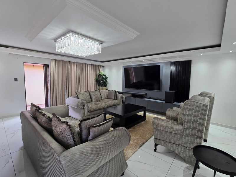 Newly Renovated Masterpiece in Upscale Aerorand - Luxury and Modern Living Redefined! - Photo 1