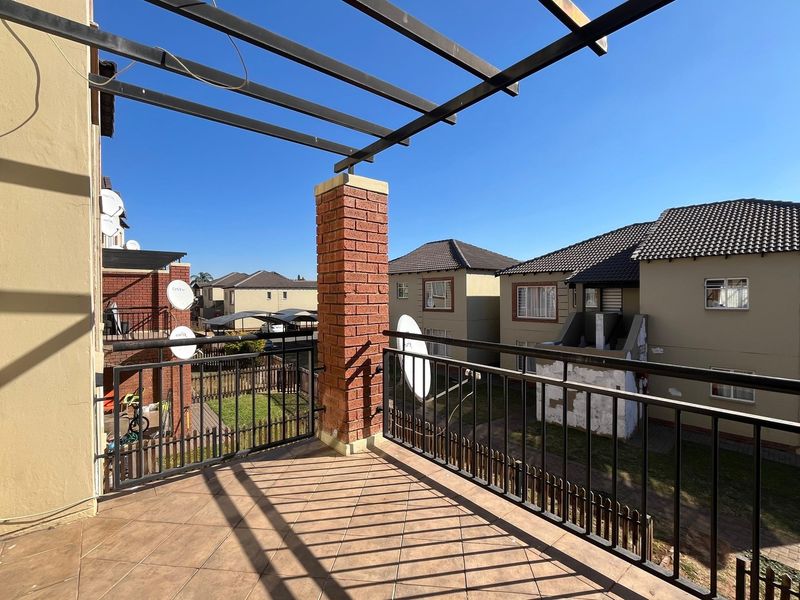 Modern 2-Bedroom Townhouse with Balcony for Sale in Montana Tuine - Photo 8