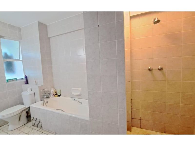 "Stunning 3-Bed with Harbour Views in Bulwer" - Photo 5