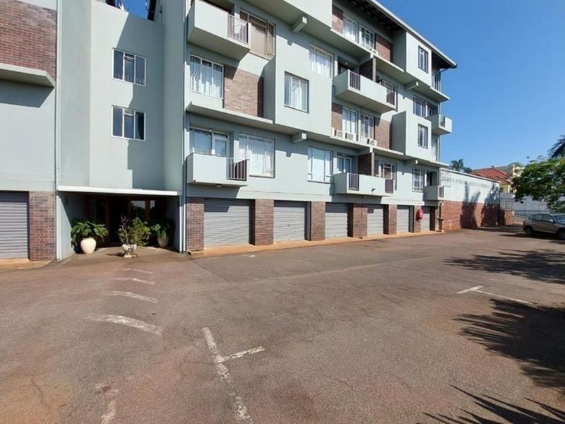 "Stunning 3-Bed with Harbour Views in Bulwer" - Photo 3