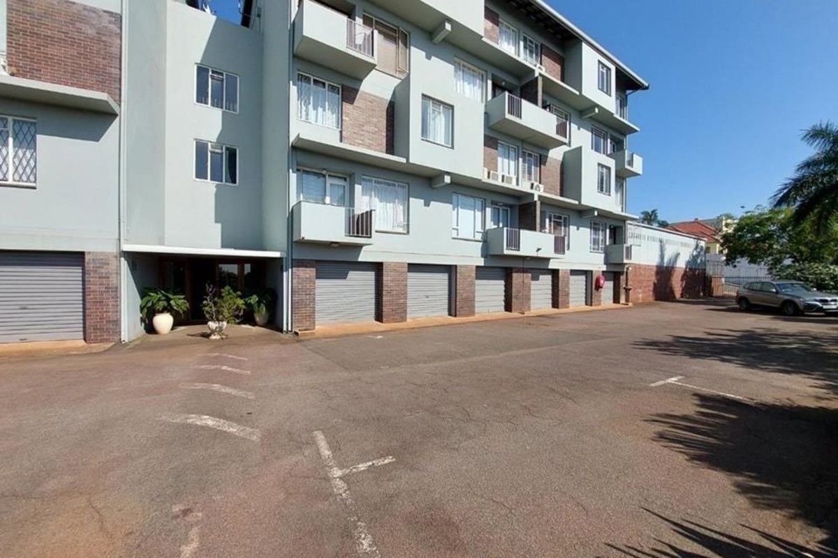 "Stunning 3-Bed with Harbour Views in Bulwer" - Photo 3