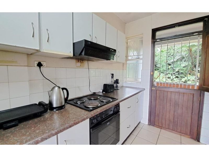 "Stunning 3-Bed with Harbour Views in Bulwer" - Photo 10