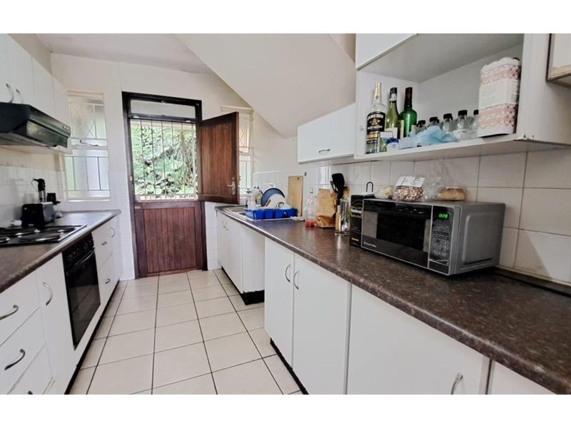 "Stunning 3-Bed with Harbour Views in Bulwer" - Photo 8