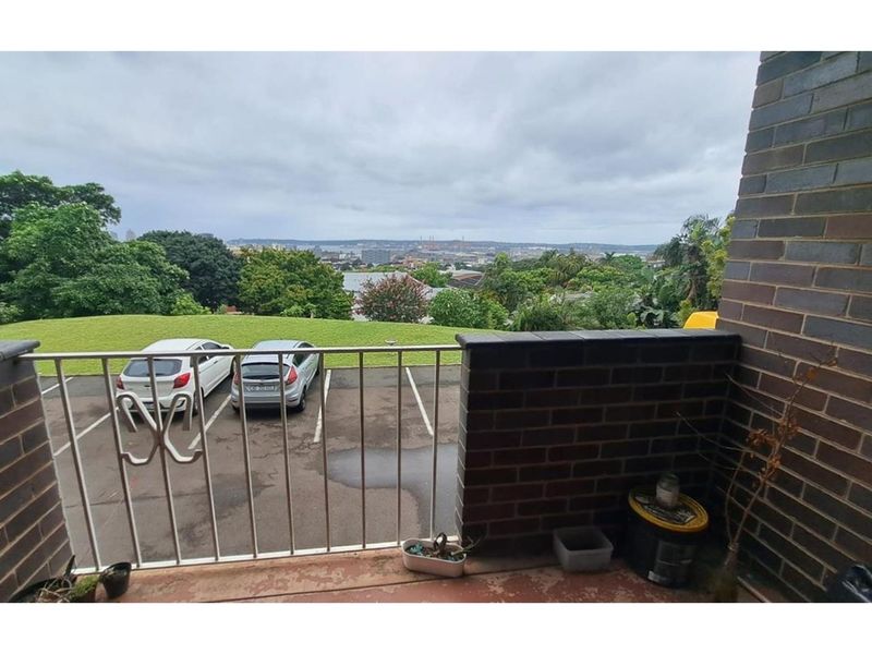 "Stunning 3-Bed with Harbour Views in Bulwer" - Photo 2