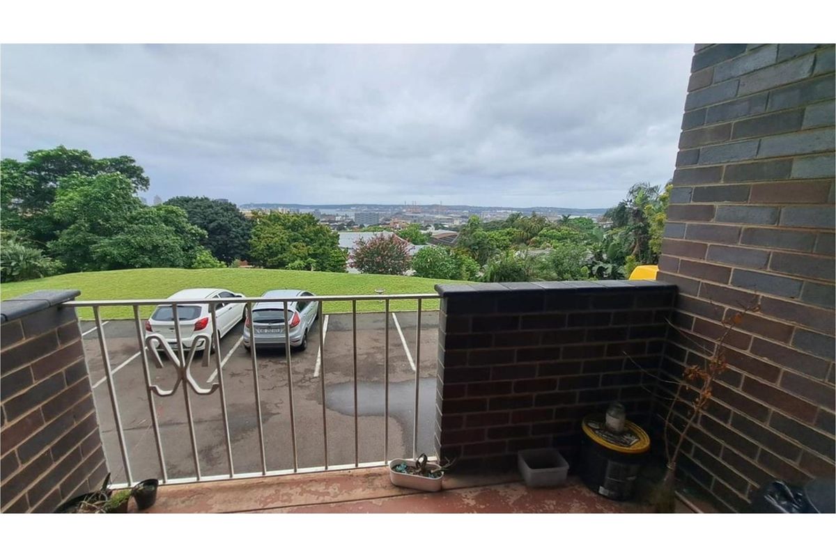 "Stunning 3-Bed with Harbour Views in Bulwer" - Photo 2