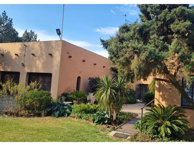 MOOILANDE AH * MEYERTON * R2 650 000.00 * Well Maintained property   * 3 Bedrooms   * 2 Bathrooms - Photo 3