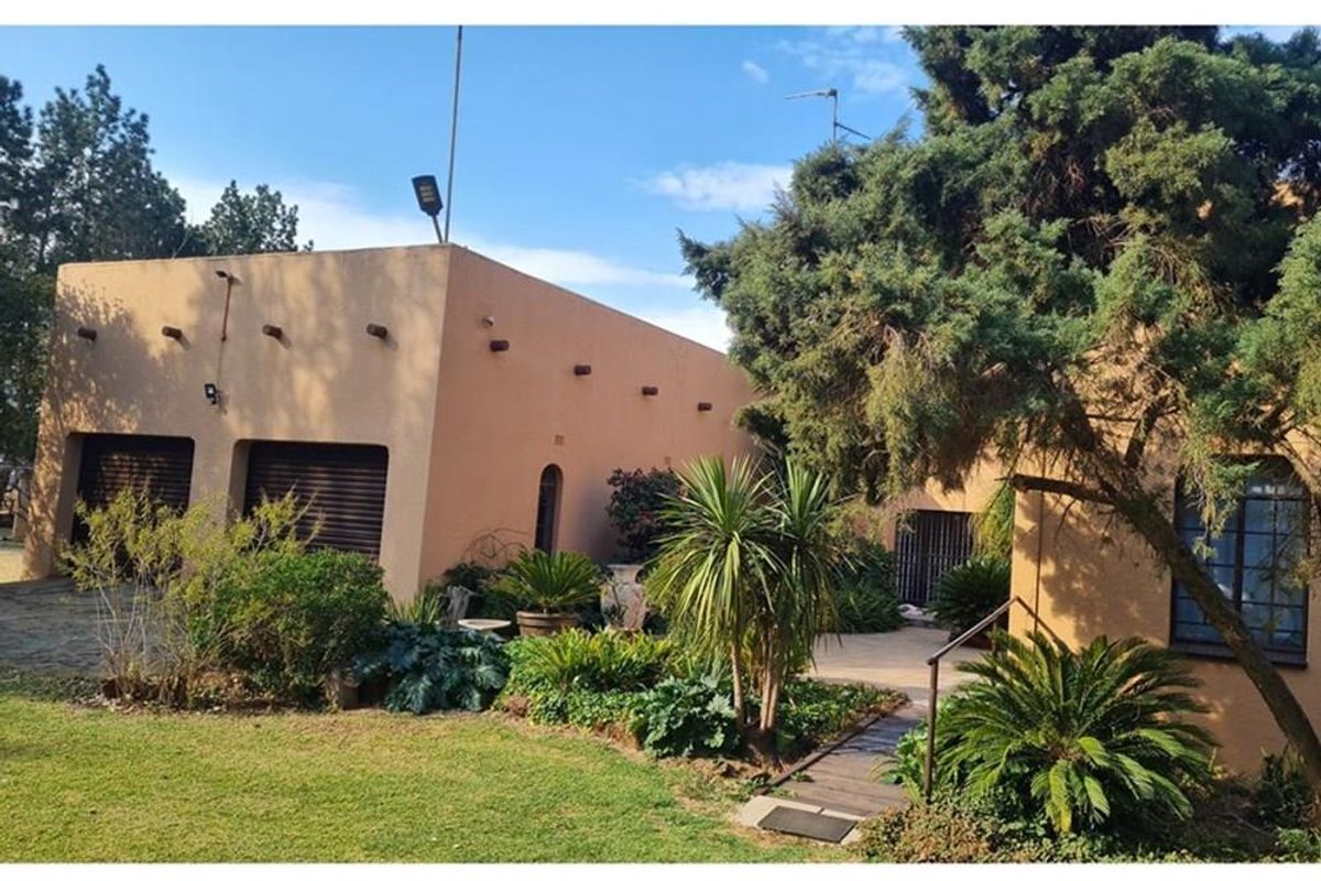 MOOILANDE AH * MEYERTON * R2 650 000.00 * Well Maintained property   * 3 Bedrooms   * 2 Bathrooms - Photo 3