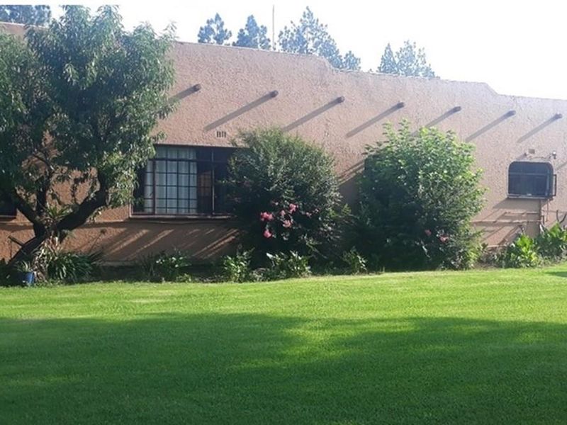 MOOILANDE AH * MEYERTON * R2 650 000.00 * Well Maintained property   * 3 Bedrooms   * 2 Bathrooms - Photo 9