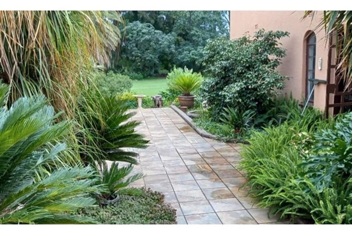 MOOILANDE AH * MEYERTON * R2 650 000.00 * Well Maintained property   * 3 Bedrooms   * 2 Bathrooms - Photo 5