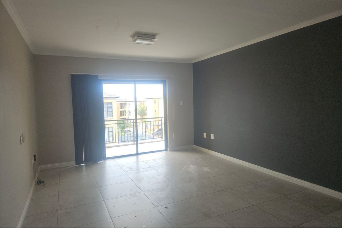 Modern Three-Bedroom Apartment in Secure Complex - Photo 3