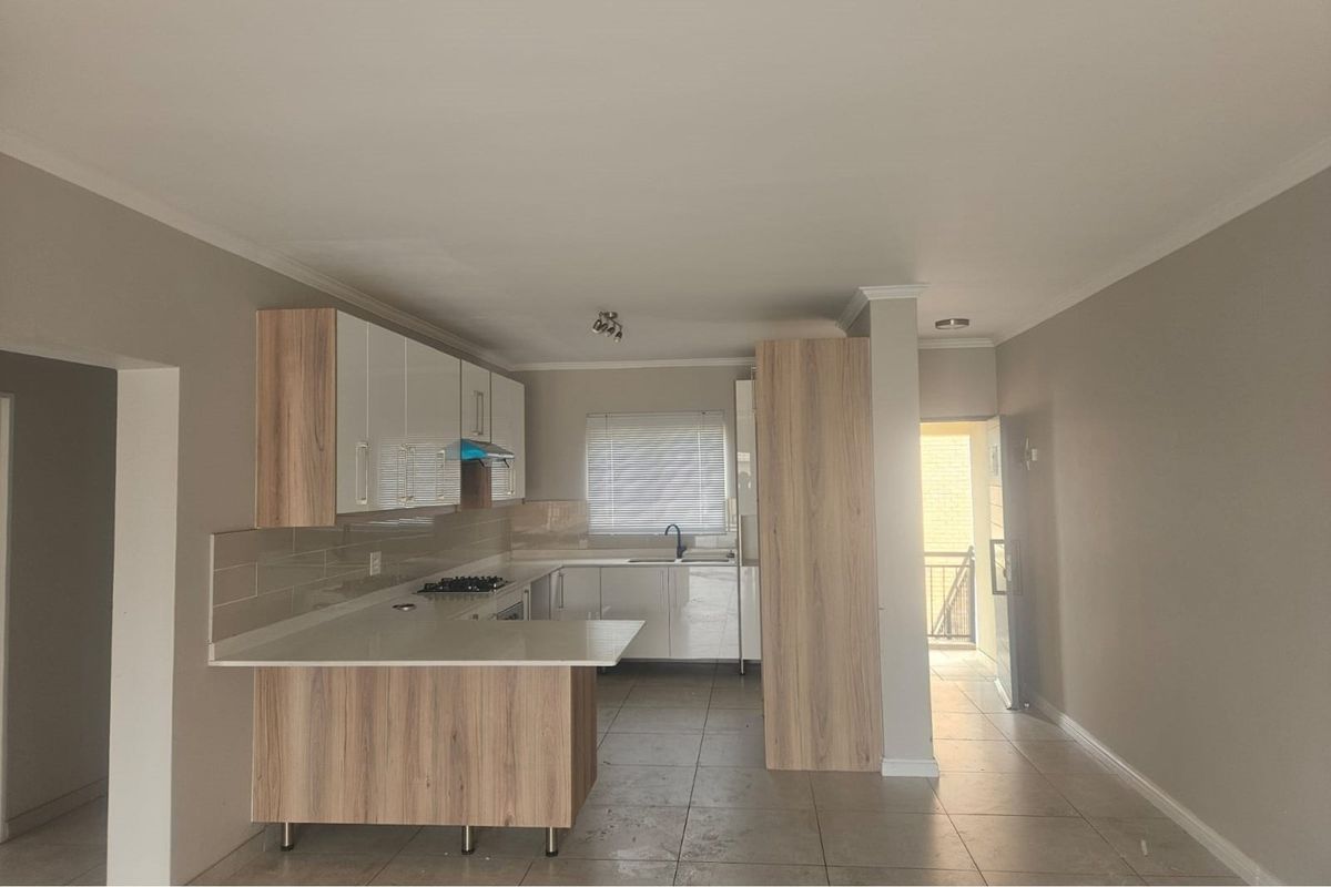 Modern Three-Bedroom Apartment in Secure Complex - Photo 5