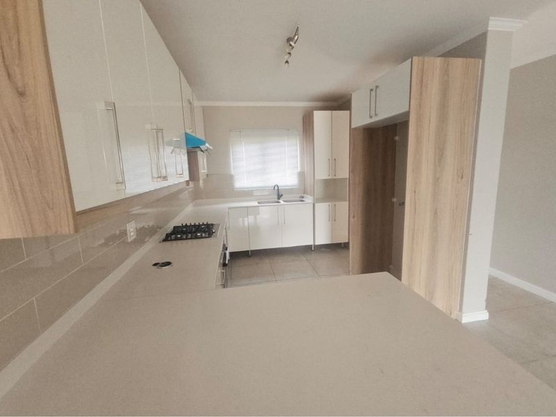 Modern Three-Bedroom Apartment in Secure Complex - Photo 4