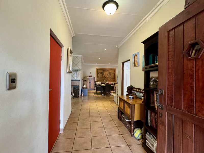 🏡 Stunning Family Home in Prime Aerorand Location - Priced to Sell! - Photo 3