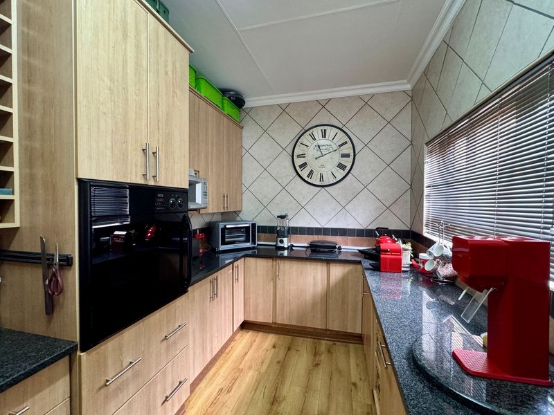 🏡 Stunning Family Home in Prime Aerorand Location - Priced to Sell! - Photo 5