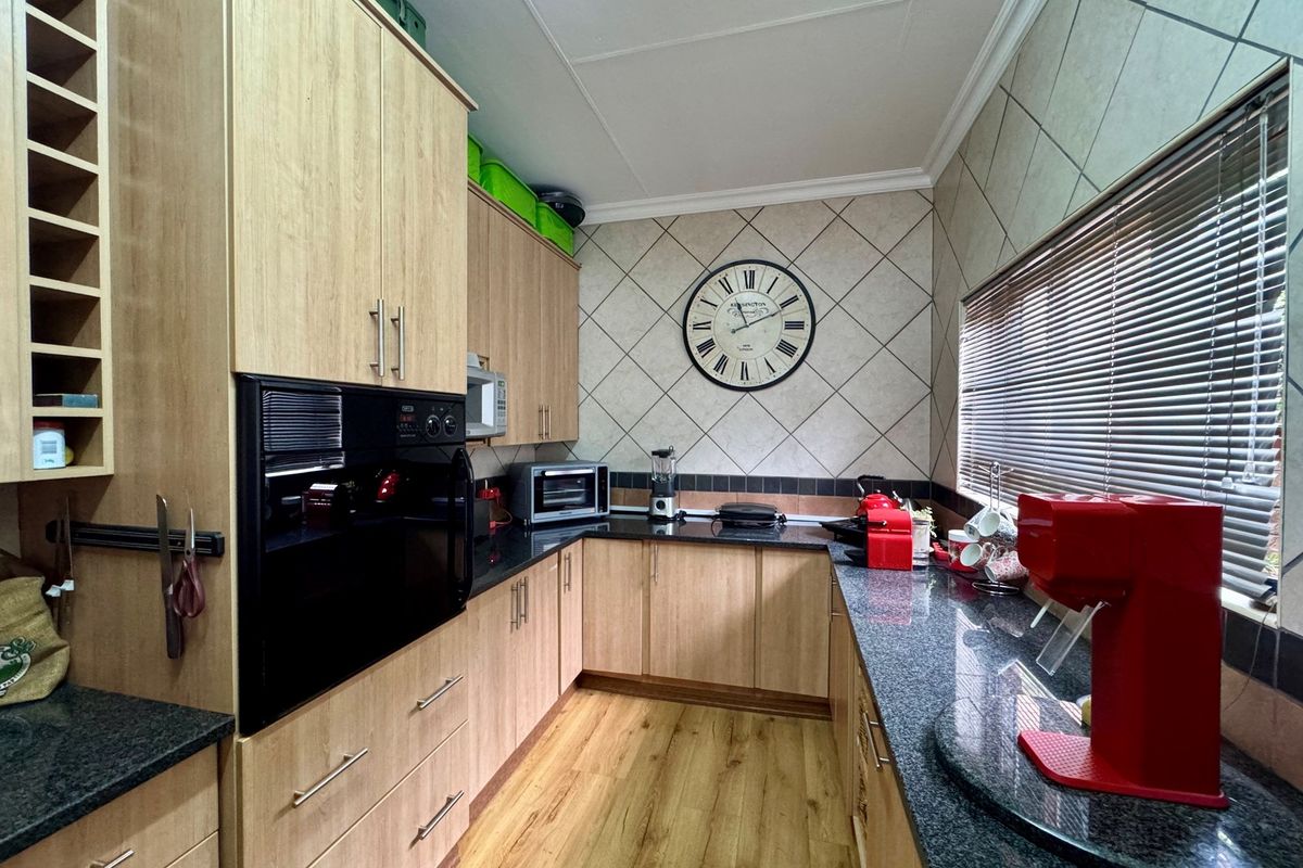 🏡 Stunning Family Home in Prime Aerorand Location - Priced to Sell! - Photo 5