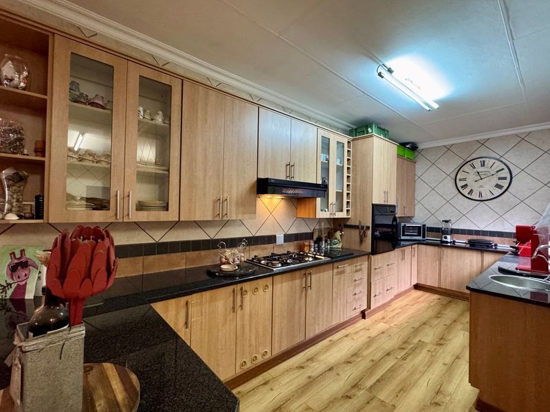 🏡 Stunning Family Home in Prime Aerorand Location - Priced to Sell! - Photo 4